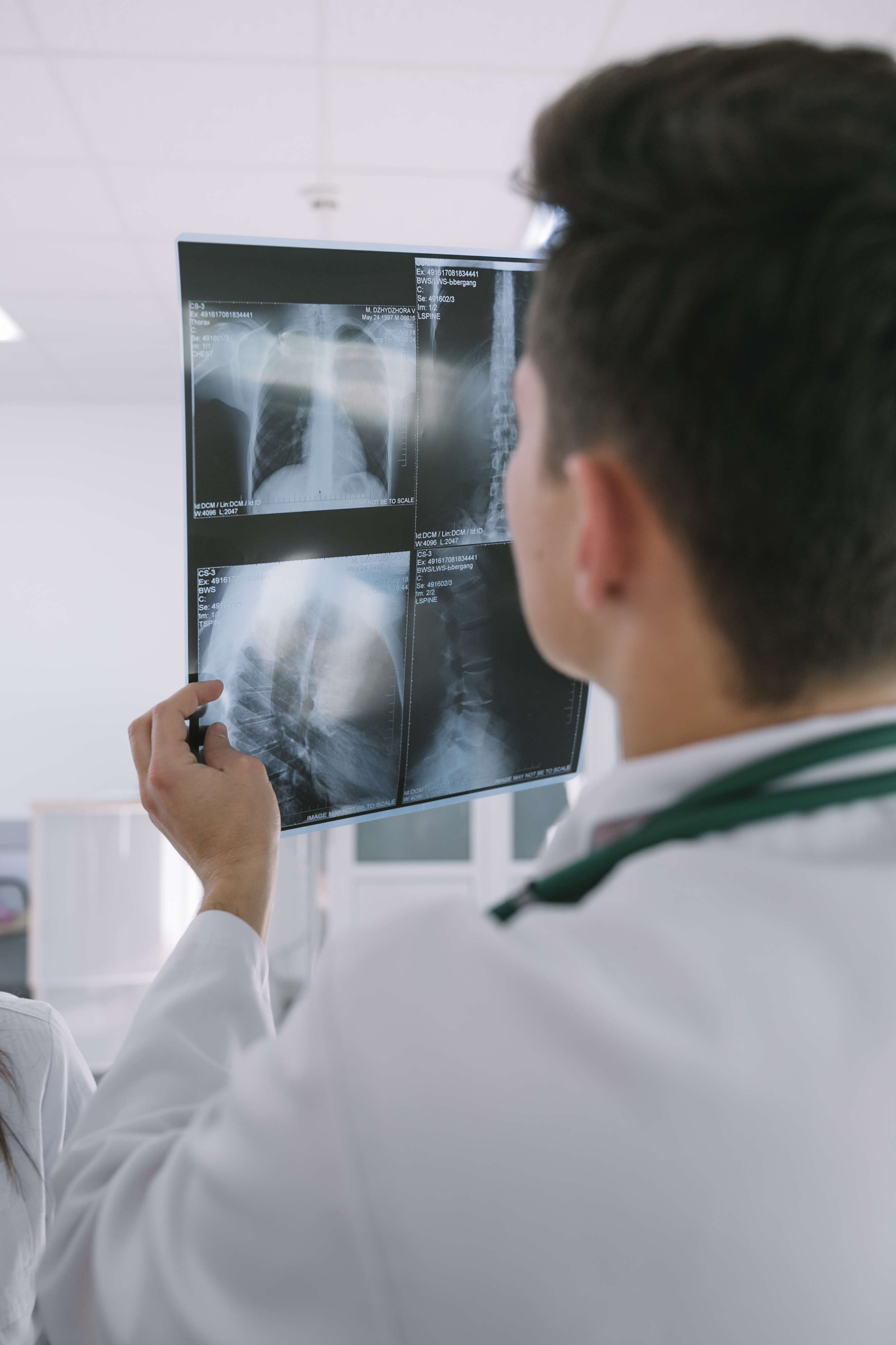 Imagem ilustrativa de celular contendo foto de médica segurando um exame de raio x.